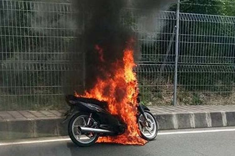 motor, motor terbakar, Motor, penyebab motor terbakar, sepeda motor, motor terbakar di SPBU, Viral, Video Sepeda Motor Terbakar di SPBU Cibubur