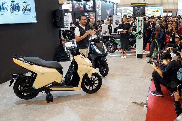 motor listrik, harga motor listrik, daftar harga motor listrik, motor listrik lokal, motor listrik termurah, Daftar Harga Motor Listrik pada Oktober 2025, Termurah Rp 11 Jutaan