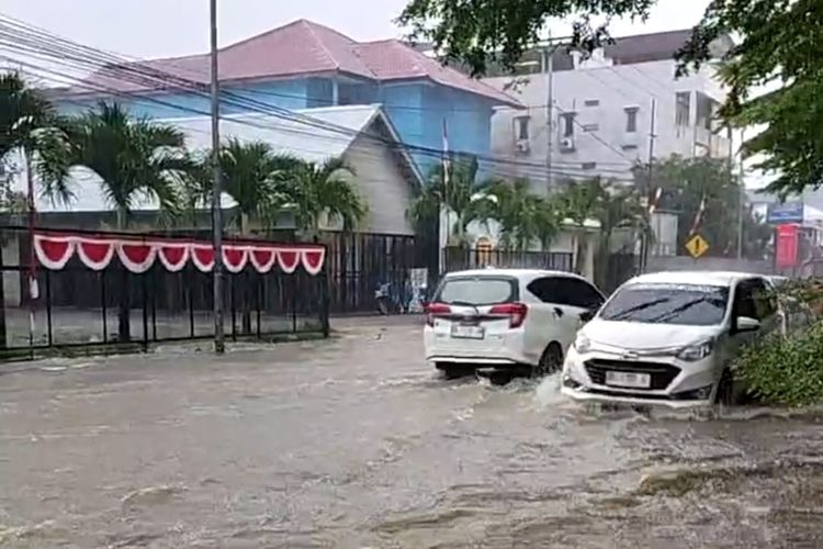 Tips Keselamatan Berkendara, mengemudi di banjir, risiko melintasi banjir, ketinggian air aman, Mobil Bisa Hanyut, Jangan Nekat Terobos Banjir