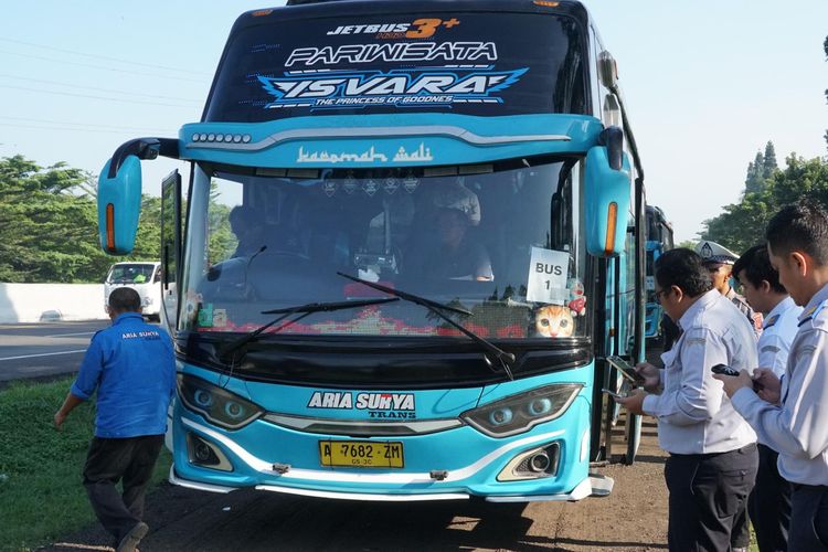 Lalu Lintas, KIR palsu, telolet, lalu lintas, Libur Idul Adha, Kemenhub Tindak 13 Bus di Tol Jagorawi, Ada Temuan KIR Palsu