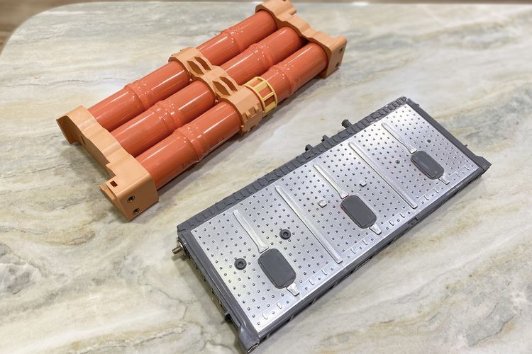 Perawatan baterai hybrid, Alat scan kesehatan baterai, Servis di bengkel resmi, Deteksi dini masalah baterai, Alat Scan Baterai Mobil Hybrid: Solusi Cerdas untuk Pemilik Mobil