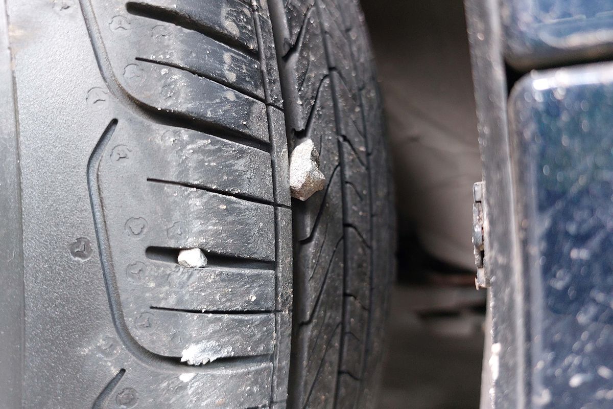 Bahaya Tersembunyi Batu Kerikil di Ban Mobil