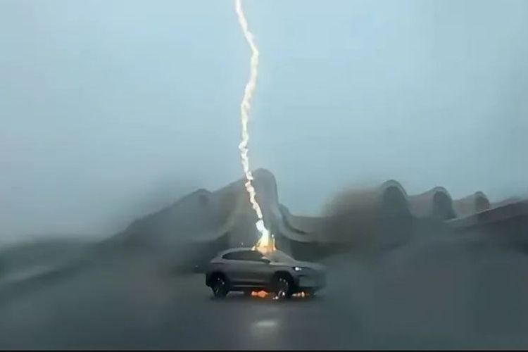 mobil tersambar petir, Antisipasi mobil tersambar petir, Risiko mobil tersambar petir, Mobil Berpotensi Tersambar Petir, Ini Cara Aman Mengantisipasinya