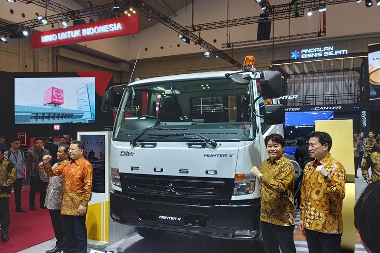 Fuso, Mitsubishi Fuso, GIIAS 2025, fuso, Mitsubishi fuso, kendaraan listrik, 55 Tahun Fuso, Refleksi 55 Tahun Perjalanan Mitsubishi Fuso Hadir di GIIAS 2025