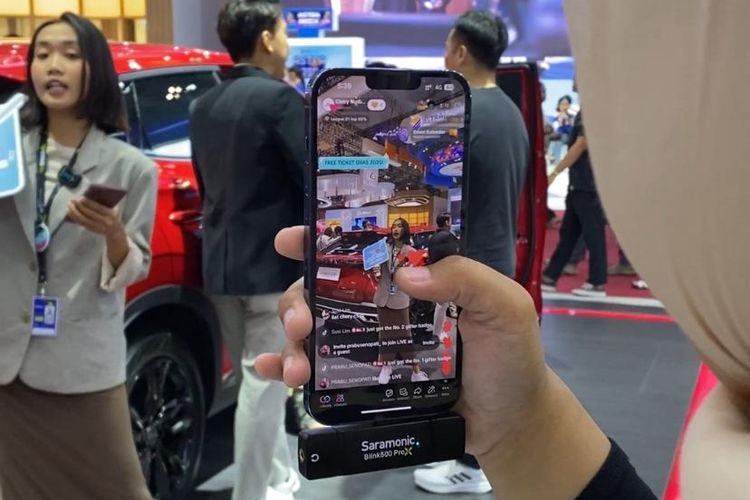 Pameran otomotif, GIIAS, GIIAS 2025, pameran otomotif, tenaga penjual giias, sales giias, Fenomena Sales Wajib Live Tiktok di GIIAS, Jurus Baru Jualan Mobil