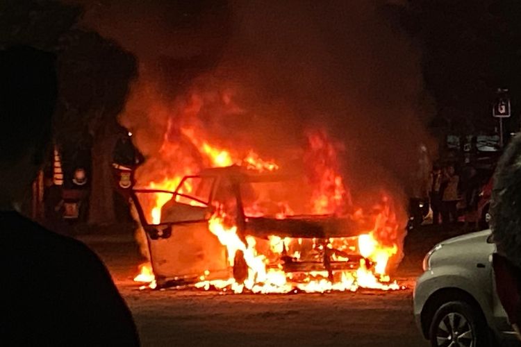 Suzuki Indomobil Sales, mobil terbakar, kebakaran mobil, mudah terbakar, Barang yang Mudah Terbakar jika Ditinggal di Kabin Mobil