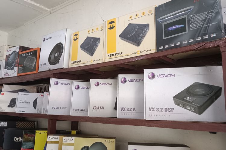 modifikasi mobil, ganti head unit, kualitas suara, subwoofer dan DSP, Kualitas Audio Mobil: Apakah Ganti Head Unit Berpengaruh?