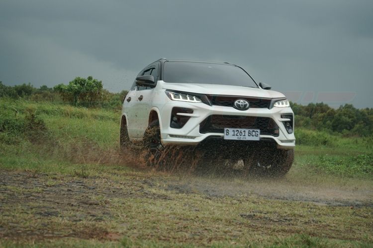 Toyota, Toyota fortuner, ugal-ugalan, Mitsubishi Pajero Sport, Mitsubishi, Arogan, Mobil arogan, Alasan Pajero Sport dan Fortuner Dianggap Mobil Arogan di Jalan