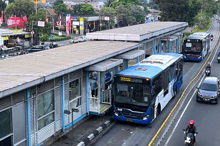 transjakarta, Transportasi umum, Transportasi, HUT Ke-80 TNI, Perayaan HUT TNI, Tarif Transjakarta Hanya Rp 80 Hari Ini