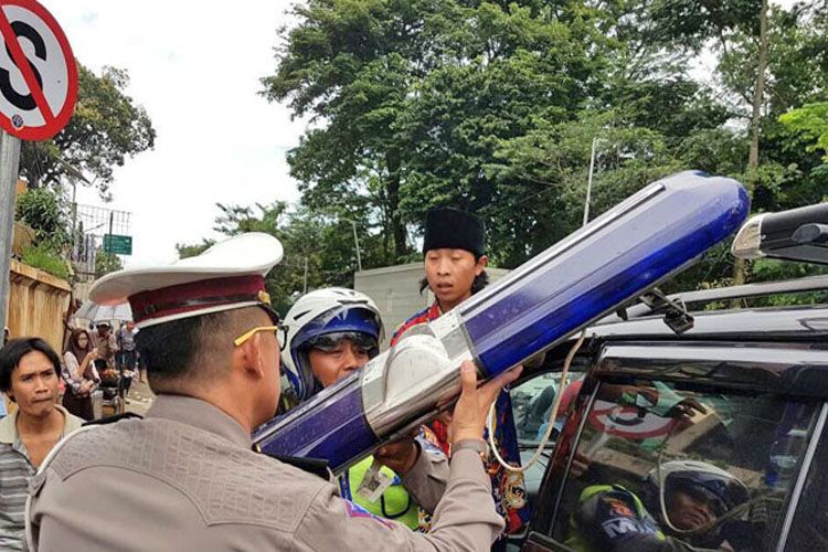 rotator, pelanggaran lalu lintas, sirine, Strobo, konsekuensi hukum, Rotator dan Sirine di Mobil Pribadi: Ini Konsekuensi Hukumnya