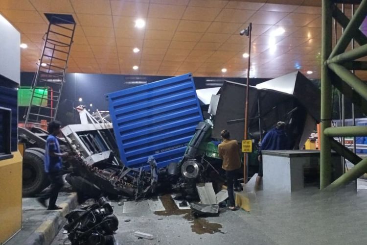 Kecelakaan lalu lintas, Tol Jagorawi, rem blong, Jasamarga Tollroad Operator, Terjadi Lagi Truk Menabrak Gerbang Tol Ciawi 2, Diduga Rem Blong