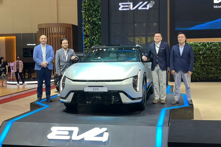 sedan listrik, Kia EV4, GIIAS 2025, Sedan listrik, teknologi E-GMP, Kia EV4: Sedan Listrik Futuristik Debut di GIIAS 2025