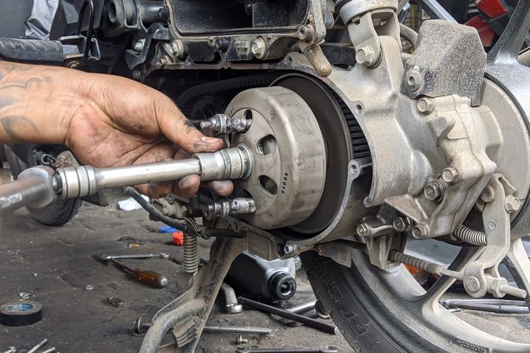 kebanjiran, Perawatan motor, kerusakan komponen, Mengatasi Kerusakan CVT Pasca-Kebanjiran: Panduan Praktis