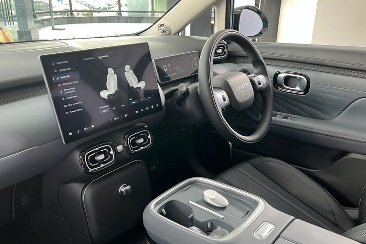 mobil listrik, Pasar otomotif, GWM Ora 03, GAC Aion UT, Perbandingan GAC Aion UT dan GWM Ora 03: Siapa Unggul?