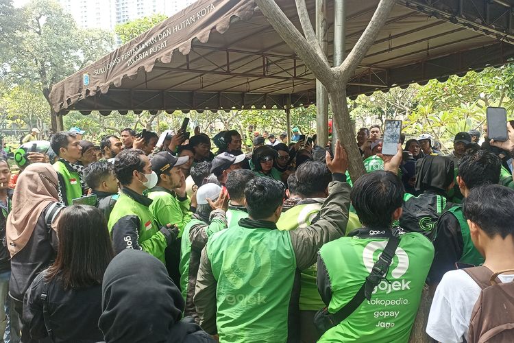 demo, pemakaman, ojol, solidaritas ojol, Rantis Brimob, affan kurniawan, Konvoi Ribuan Ojol Iringi Pemakaman Affan Kurniawan