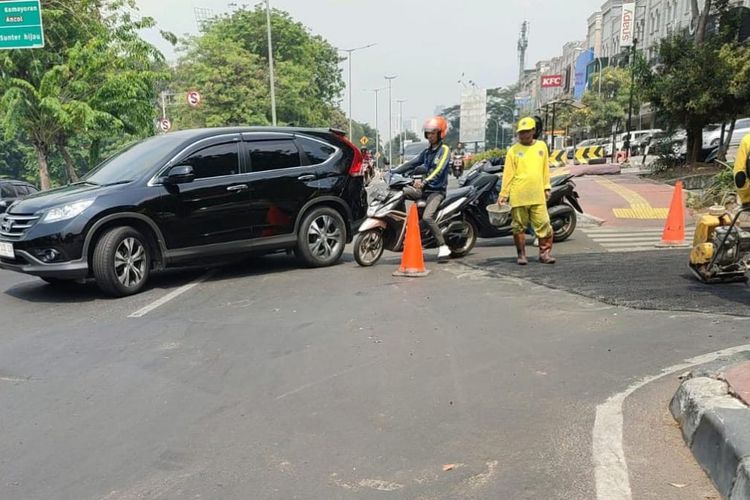 jarak aman, keselamatan berkendara, Victor Assani, jebakan lubang, Kebiasaan Sepele yang Kerap Bikin Pengendara Motor Terperosok Lubang