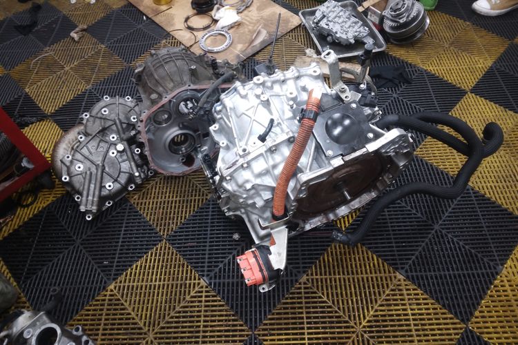 mobil matik, banjir, transmisi matik, matik, Mobil Transmisi Manual vs Matik: Siapa yang Lebih Tahan Banjir?