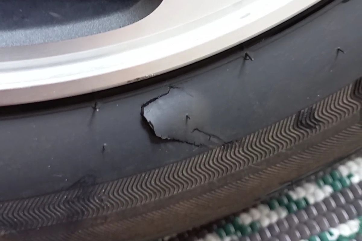 Risiko Memperbaiki Ban Sobek Samping dengan Cara Ditambal