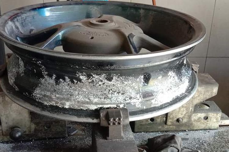 cairan ban tubeless, kualitas cairan ban, perawatan ban tubeless, keawetan pelek, Panduan Memilih Cairan Ban Tubeless yang Tepat untuk Motor
