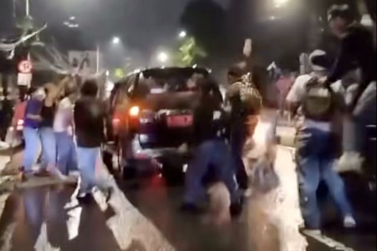 demo, kerusuhan, demonstrasi, Asuransi Astra, asuransi, mobil hancur, mobil dirusak massa, Mobil Dirusak Massa Demonstran, Bisa Klaim Asuransi?