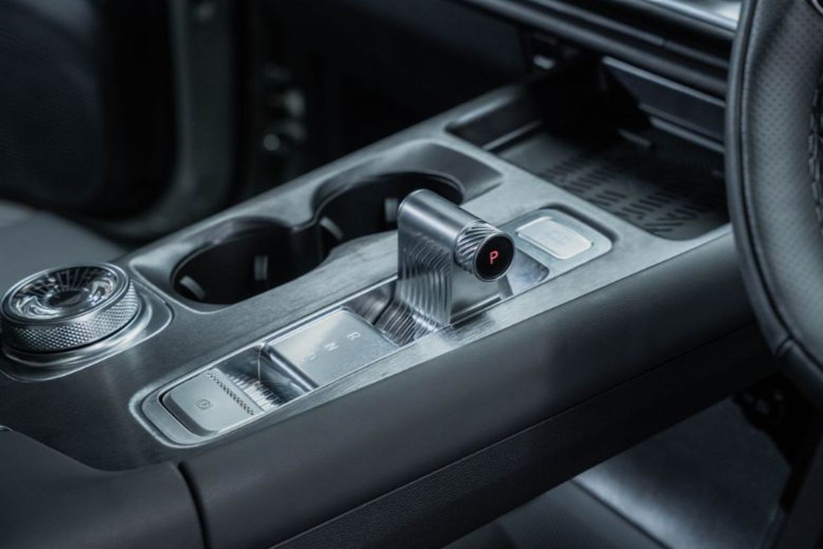 Benarkah Mobil Matik Tidak Disarankan Pakai Posisi D Saat Menanjak?