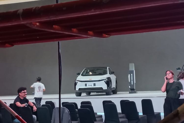 Toyota bZ4X, facelift, Kendaraan listrik, GIIAS 2025, Inovasi Toyota bZ4X Facelift di GIIAS 2025