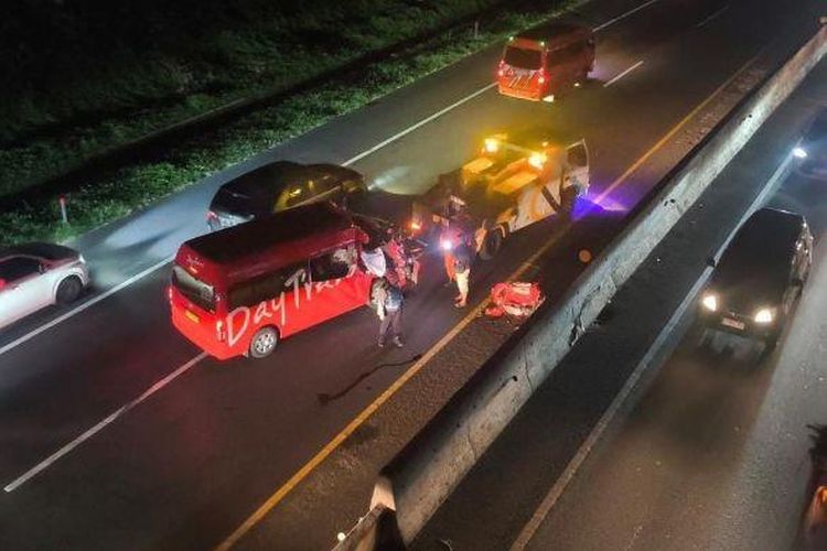 Kecelakaan, Tol Cipularang, kecelakaan, jaga jarak aman, jalan tol, tol cipularang, Diduga Tak Jaga Jarak, Sopir Travel Tewas di KM 81 Tol Cipularang