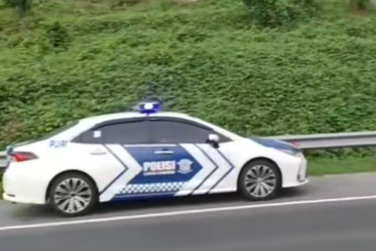 kecelakaan, jalan tol, Toyota Avanza, kecelakaan di jalan tol, video viral, Video Viral Kecelakaan di Jalan Tol Karena Ngebut di Bahu Jalan