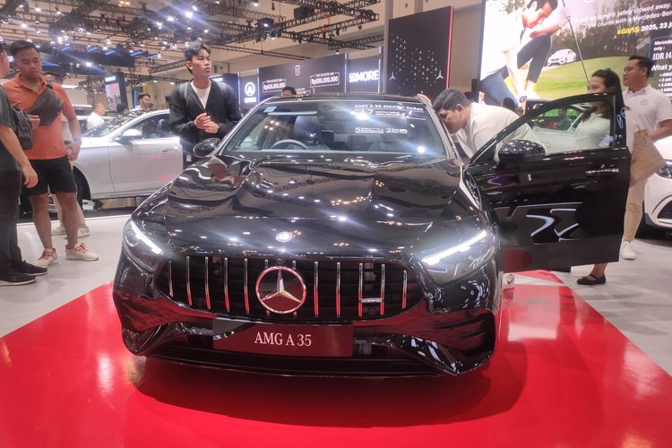 GIIAS 2025, Toyota Camry, Mercedes Benz AMG A 35, Diskon Mobil, toyota camry, GIIAS 2025: Diskon Mobil Mewah Hingga Ratusan Juta