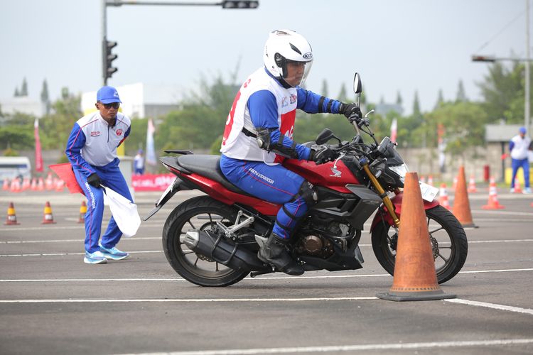 safety riding, keselamatan jalan, Keterampilan berkendara, pelatihan motor, Menguasai Safety Riding: Kunci Keselamatan Pengendara Motor