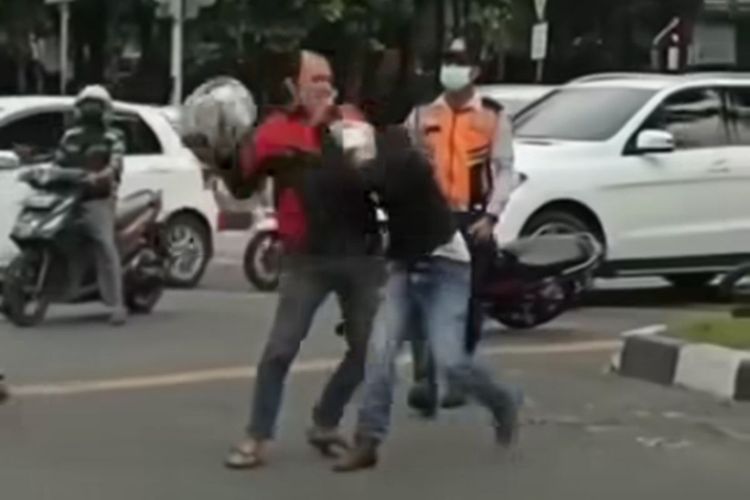 jalan raya, pengendara motor, aman berkendara, emosi di jalan raya, arogansi di jalan raya, Viral Aksi Arogansi Pengendara Motor di Cibinong: Berujung Pemukulan