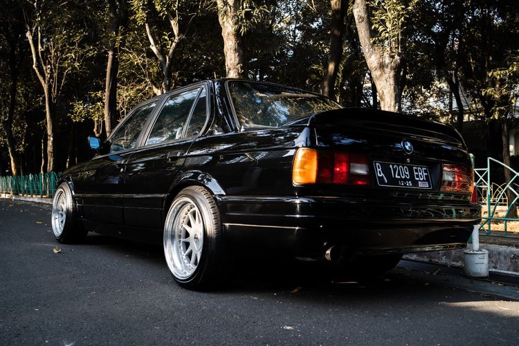 BMW E30, Fins Garage, Mengenal BMW E30: Ikon Mobil Lawas yang Diburu