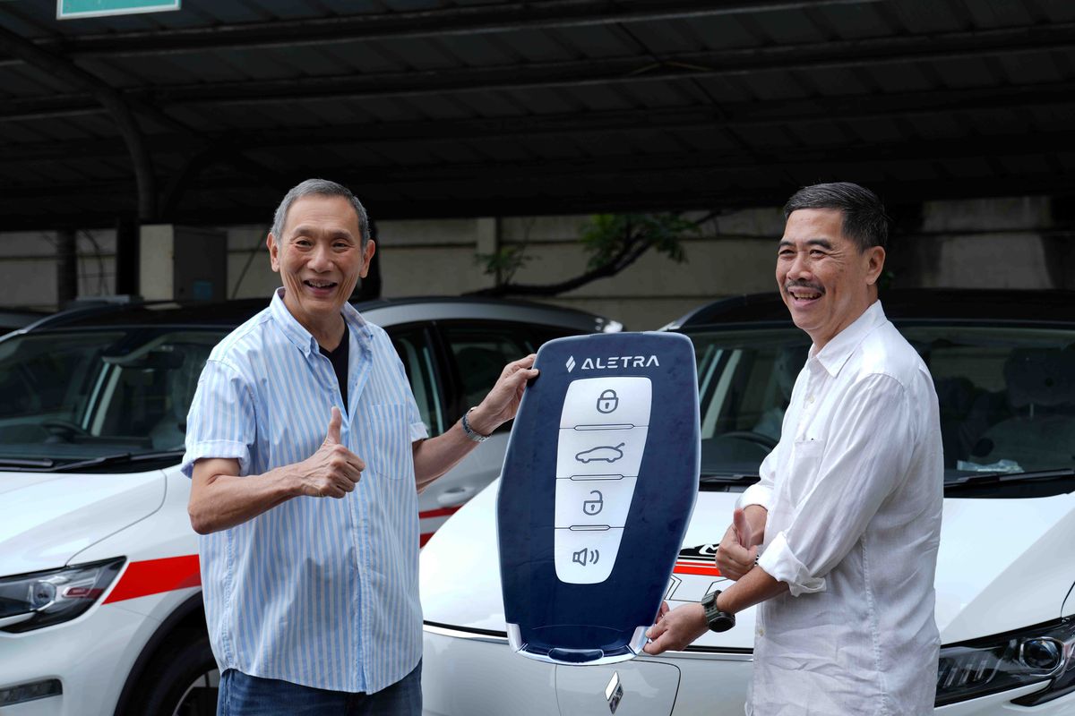 Jusuf Hamka Jadi Penerima Pertama Aletra L8 EV Rakitan Lokal