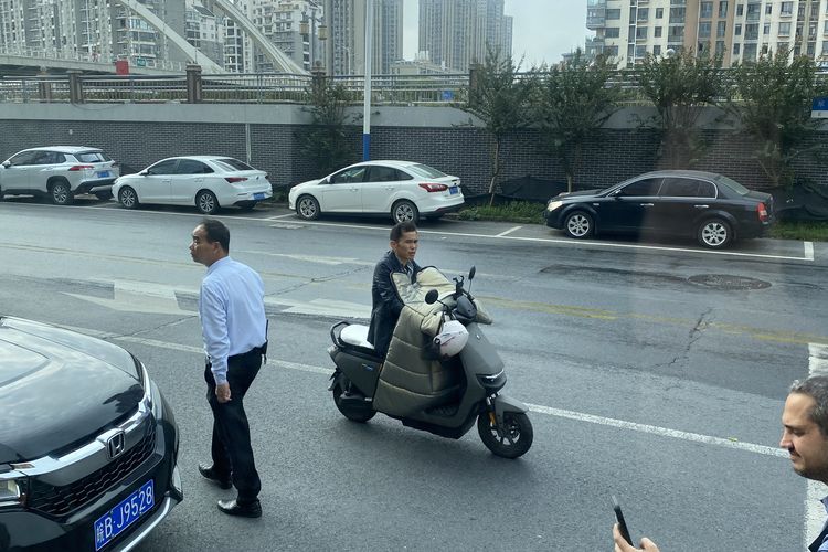 pengendara motor, pengendara motor di China, pengendara motor di china pakai selimut, Unik, Pengendara Motor di China Gunakan Selimut Saat Musim Gugur