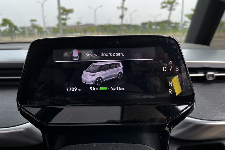 VW ID. Buzz, regenerative braking, mobil listrik, pengalaman berkendara, Mengemudikan VW ID. Buzz: Pengalaman Unik Mobil Listrik Minibus