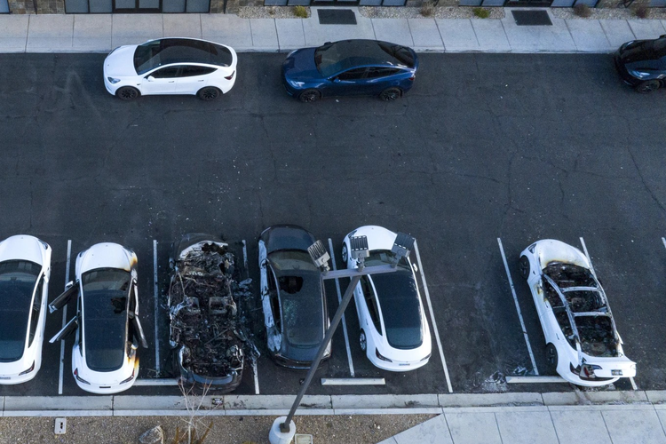 mobil listrik, Biaya perbaikan baterai, survei AAA, minat kendaraan listrik, biaya perbaikan baterai, Minat Warga AS Terhadap Mobil Listrik Turun Signifikan di 2025