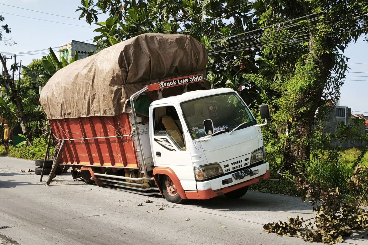 Truk ODOL Patah As Roda Bikin Lalu Lintas di Jalan Adi Sumarmo Tersendat