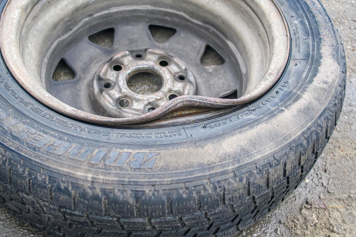 Penyebab Pelek Mobil Penyok dan Solusinya