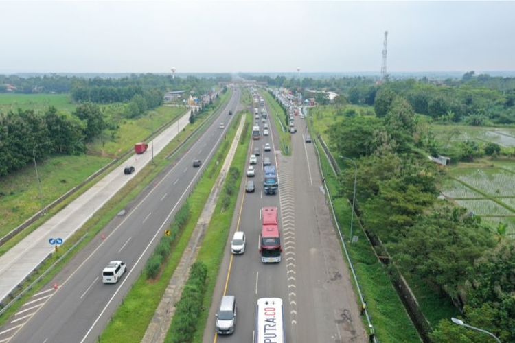 Jasa Marga, lalu lintas jalan tol, lalu lintas kendaraan, lalu lintas tol, puncak arus libur panjang, Ratusan Ribu Kendaraan Sudah kembali ke Jabodetabek Usai Libur Panjang