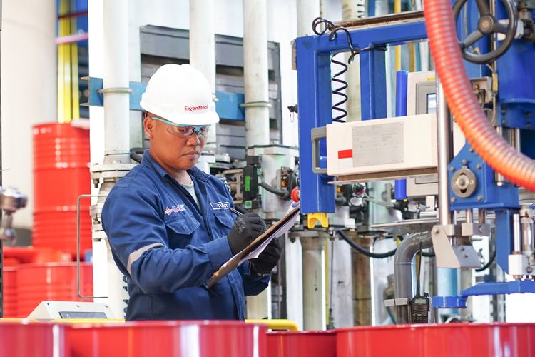 PT ExxonMobil, pelumas, Norman Ikhsan, sektor pertambangan, Optimisme PT ExxonMobil di Tengah Lesunya Pasar Otomotif