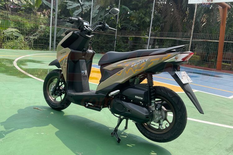 skutik petualang, Suzuki Nex Crossover, Honda BeAT Street, perbandingan performa, Suzuki Nex Crossover vs Honda BeAT Street: Skutik Petualang Terbaik