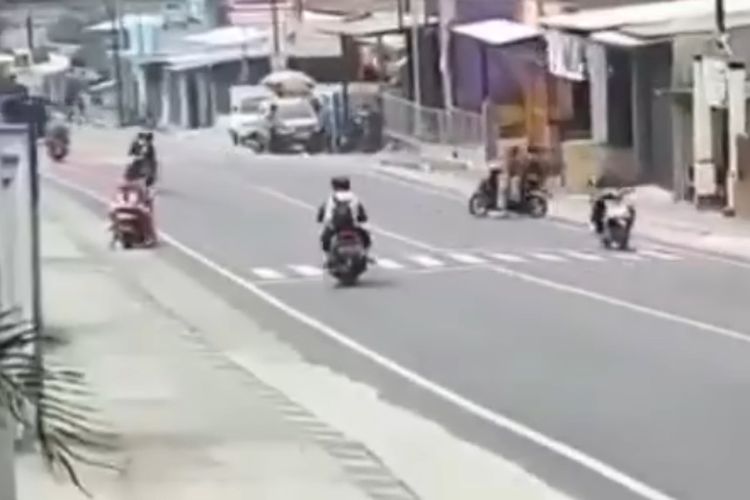 pengendara motor, motor, Ibu-ibu, naik motor, Penjelasan di Balik Stereotip Pengendara Emak-emak Sebagai Ras Terkuat