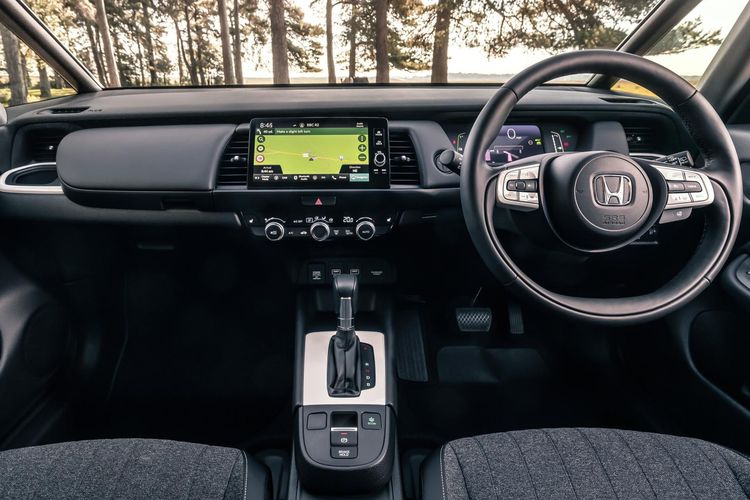 Honda Jazz, Toyota Yaris, perbandingan mobil, hatchback Indonesia, Honda Jazz vs Toyota Yaris: Persaingan Hatchback Terpanas di Indonesia