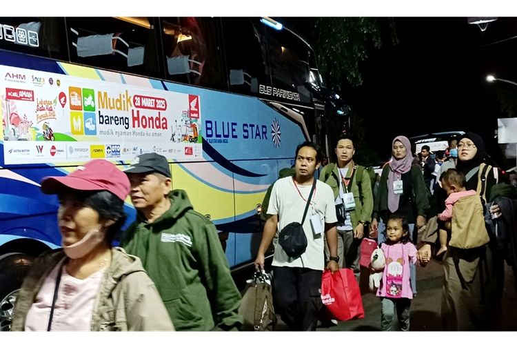 mudik, sepeda motor, Lebaran, Astra Honda Motor, Dukung Mudik Aman, AHM Berangkatkan 2.572 Konsumen Setia dan 1.112 Motor Hondanya ke Kampung Halaman