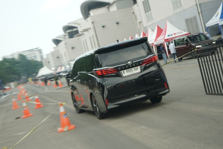 Toyota Alphard, Alphard, test drive, alphard hybrid, GIIAS 2025, Tes Alphard Hybrid, Begini Rasanya MPV Mewah Rp 1,7 Miliar