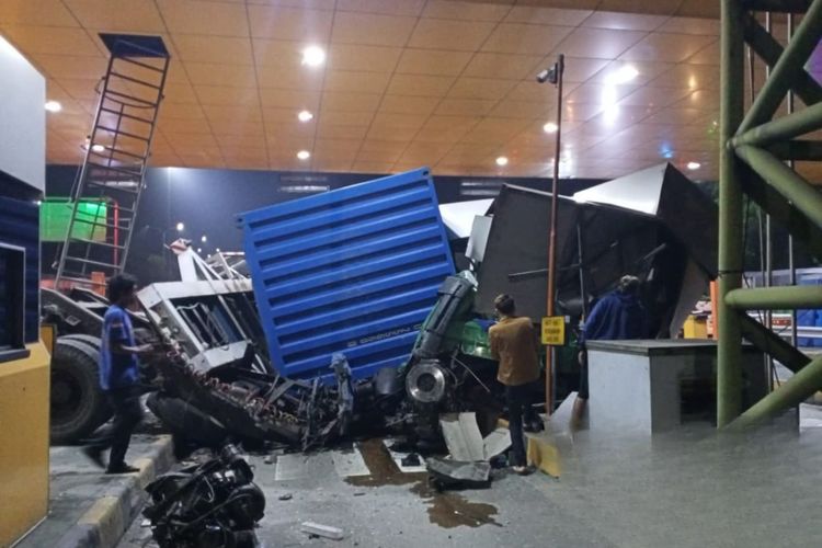 truk, kecelakaan truk, kronologi kecelakaan, truk tabrak Gerbang Tol Ciawi 2, Kronologi Kecelakaan Truk di Gerbang Tol Ciawi 2