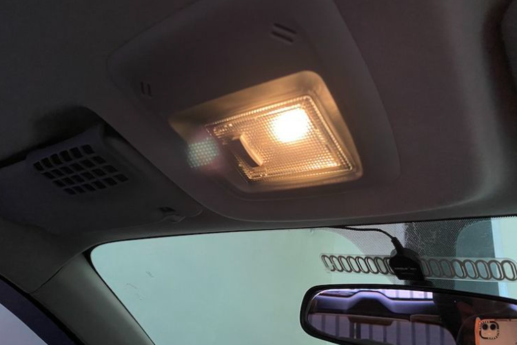 lampu kabin, Perjalanan malam pakai mobil, mudik pakai mobil, Saat Mudik Malam Hari Pengguna Mobil Wajib Matikan Lampu Kabin