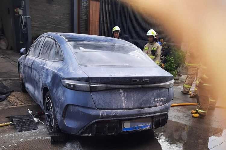 mobil listrik, Wuling Air ev, baterai, overheat, terbakar, modifikasi, korsleting, wuling air ev, Beberapa Pemicu Mobil Listrik Bisa Terbakar, Waspadai Hal Ini
