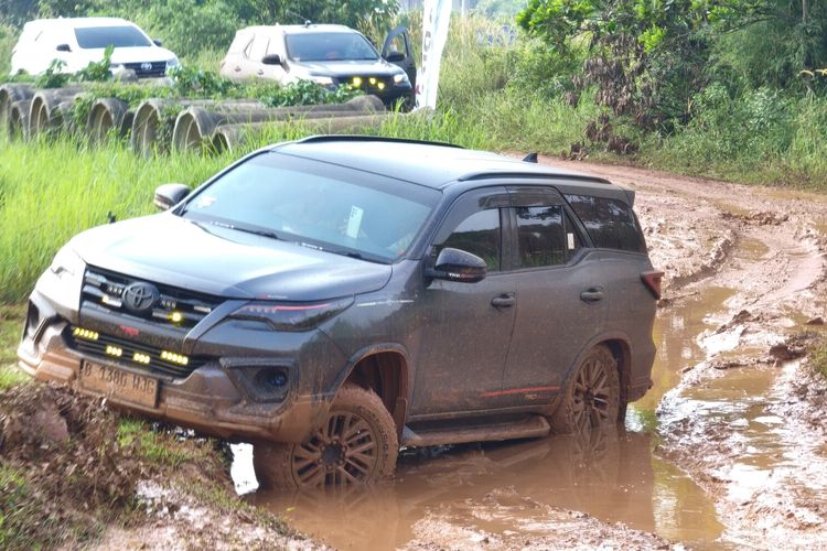 harga, spesifikasi, fortuner, Isuzu mu-X 4x4, Adu Spesifikasi New Isuzu mu-X 4x4 vs Toyota Fortuner 4x4