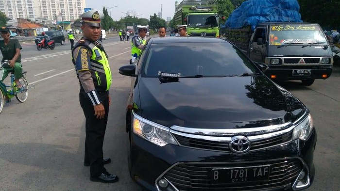 Array,Polisi Minta Warga Sipil yang Pakai Strobo-Sirene Sadar Diri Segera Copot